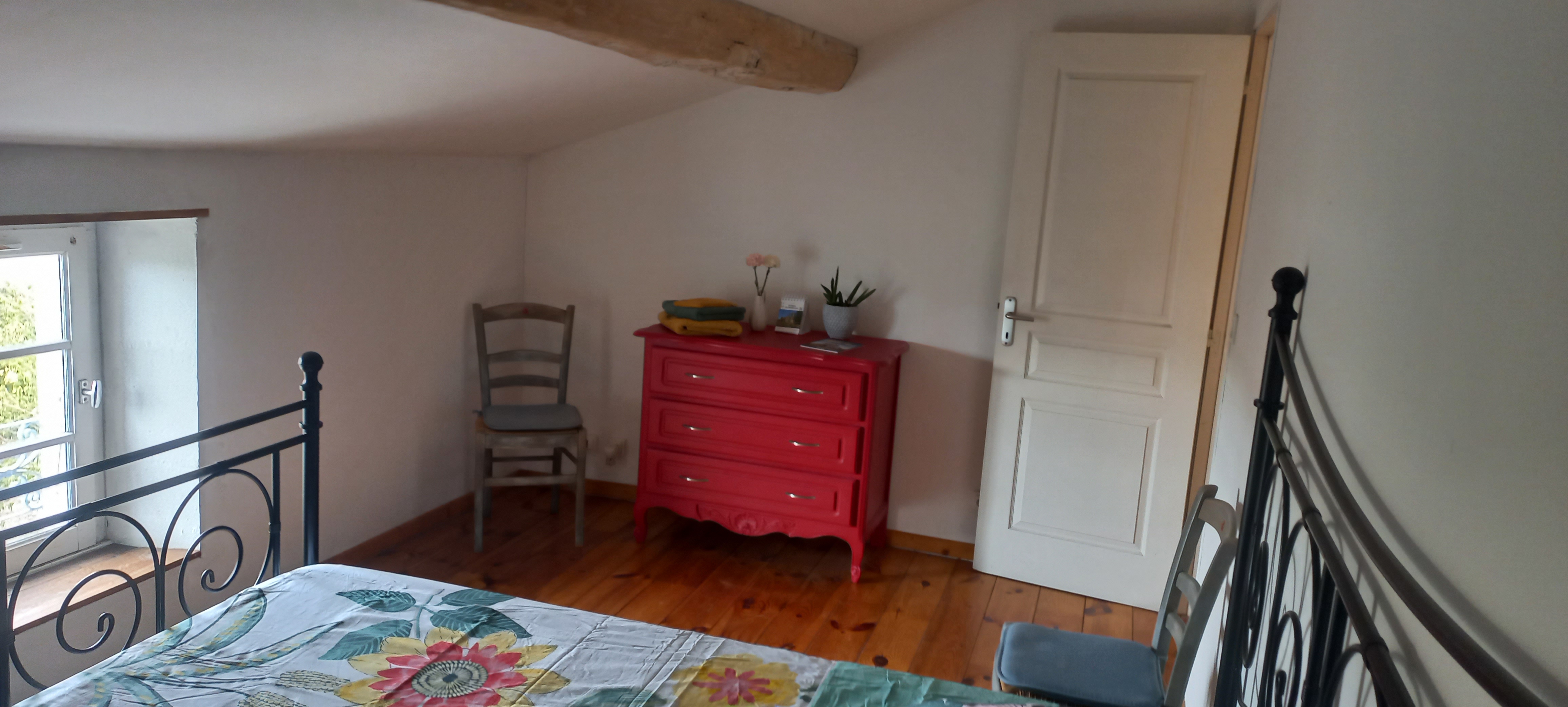 Chaque chambre est munie d'un espace de rangement type placard ou commode pour plus de confort.