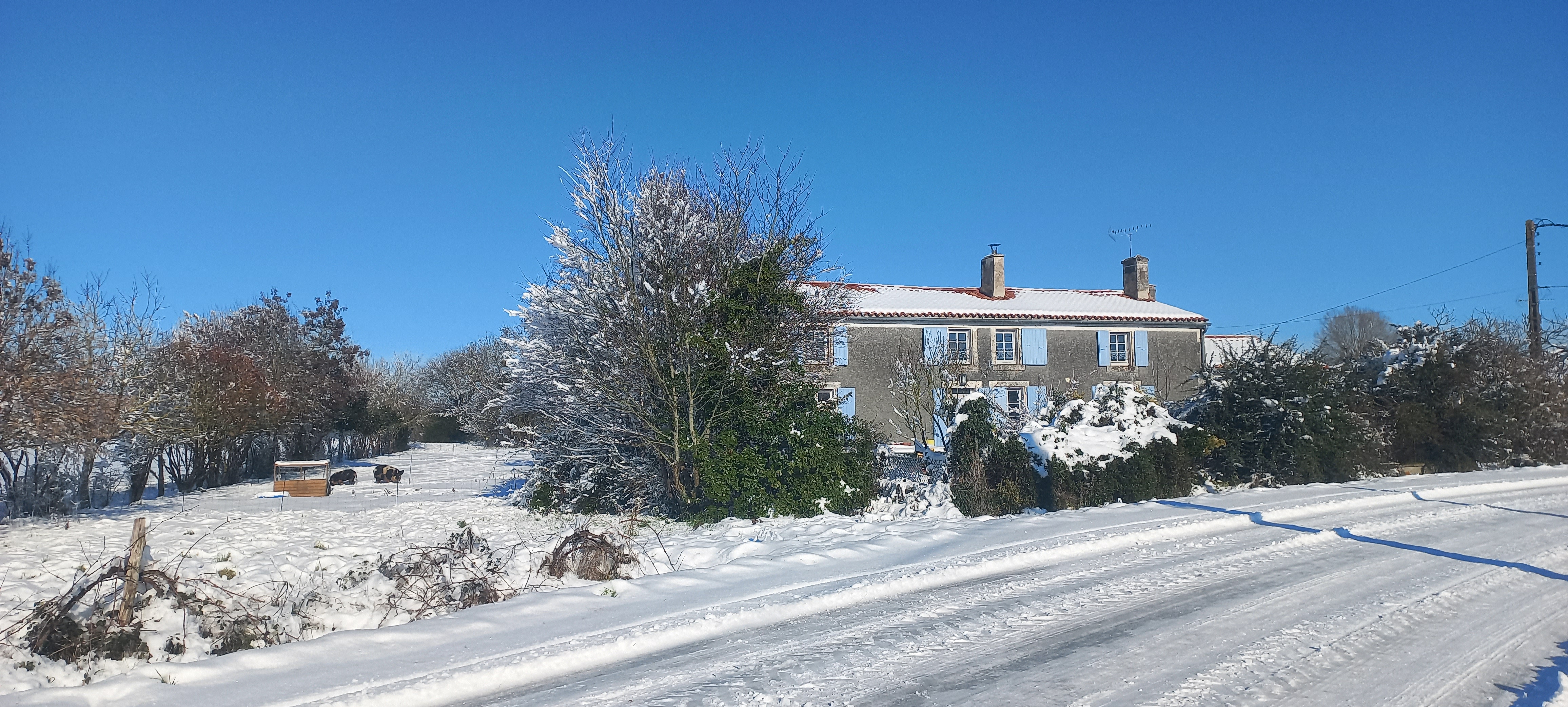 La fermette cet hiver exceptionnellement enneigé