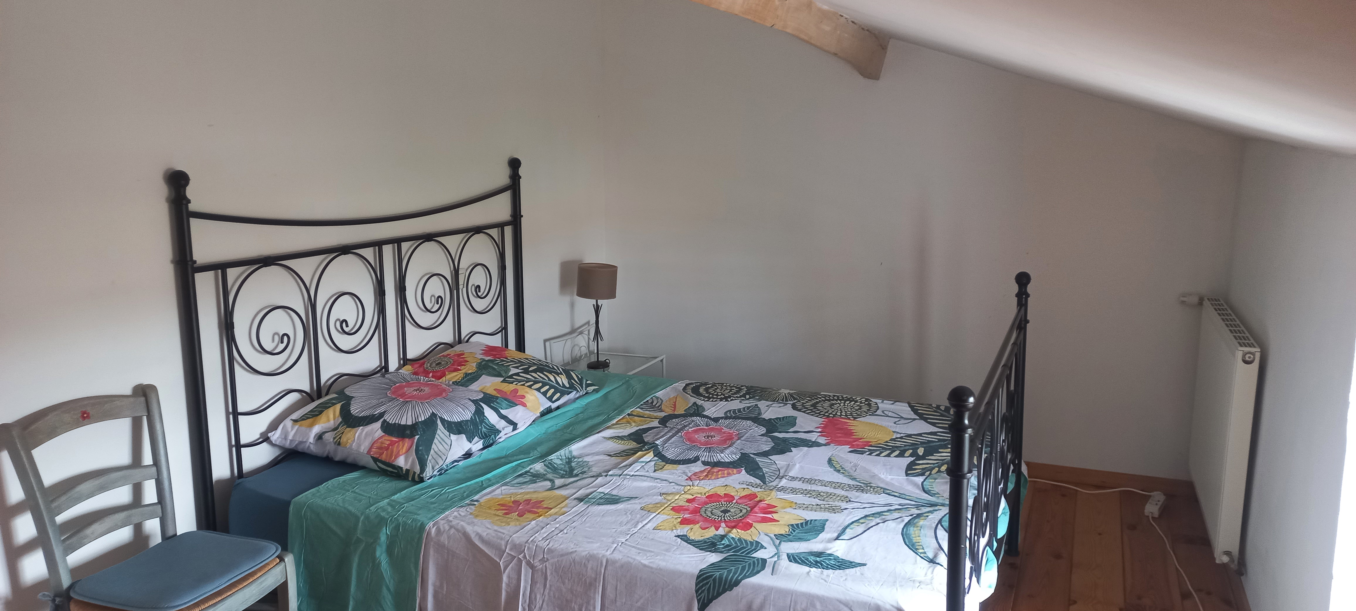 La première chambre est située à l'étage, orientée plein sud, elle jouxte la salle de bain et les WC. Vous y disposez d'une lit en 160x200cm