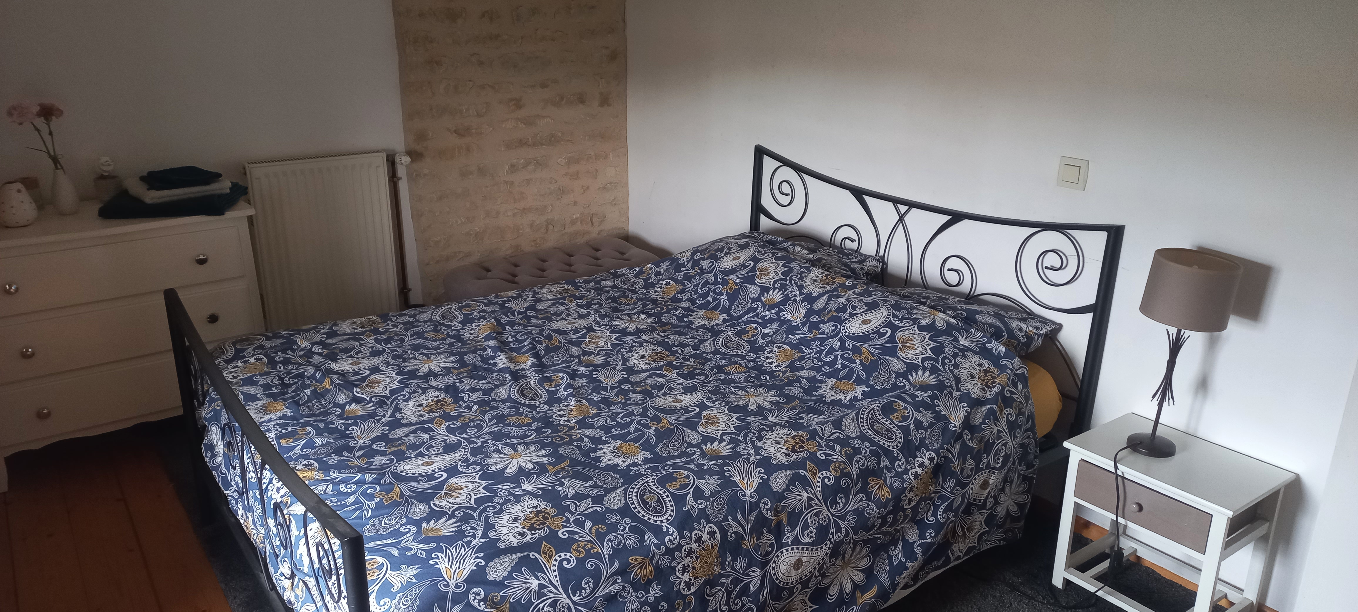 La deuxième chambre est située à l'étage et orientée plein sud. Vous disposez d'un lit en 140x190cm